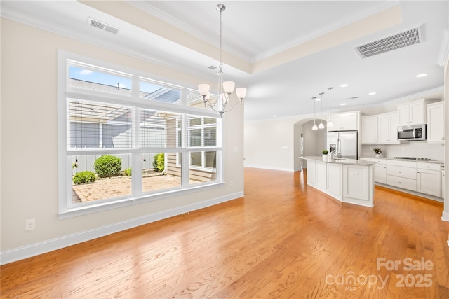 135 Valleymist Ln, Mooresville, NC 28117 - kitchen featuring stainless steel appliances, crown molding, hanging light fixtures, a chandelier, and light wood-style flooring