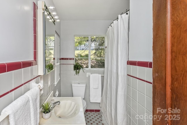 39 Nix Rd, Hendersonville, NC 28792 - full bath with tile walls, wainscoting, vanity, and a shower with shower curtain