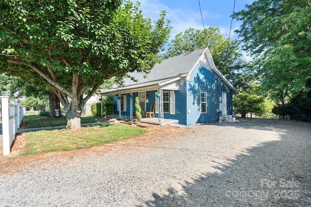 1302 1st Ave NW, Hickory, NC 28601 - view of front facade with driveway and a porch