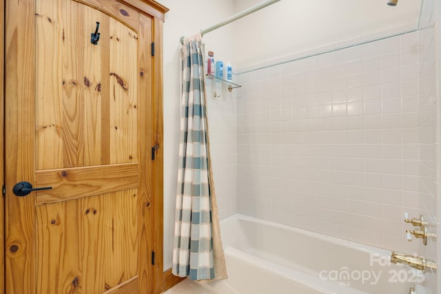 492 Henry Mountain Rd, Brevard, NC 28712 - full bath featuring shower / bathtub combination with curtain and baseboards