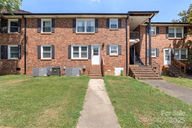 718 E Maple Ave, Gastonia, NC 28054 - view of front facade with entry steps, a front lawn, brick siding, and a balcony