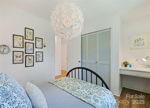 975 Buchanan Loop, Sylva, NC 28779 - bedroom featuring a closet, crown molding, and wood finished floors