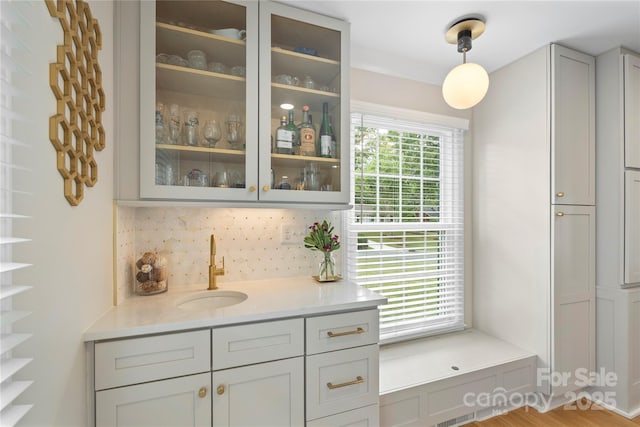 4201 Tyndale Ave, Charlotte, NC 28210 - indoor wet bar featuring tasteful backsplash and pendant lighting