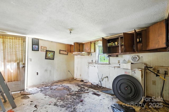 603 Suggs St, Beulaville, NC 28518 - kitchen with open shelves and a textured ceiling