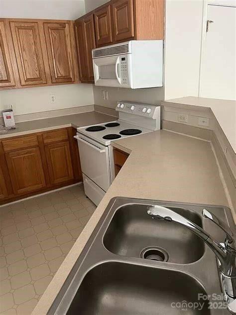 9810 Campus Walk Ln, Charlotte, NC 28262 - photo 2