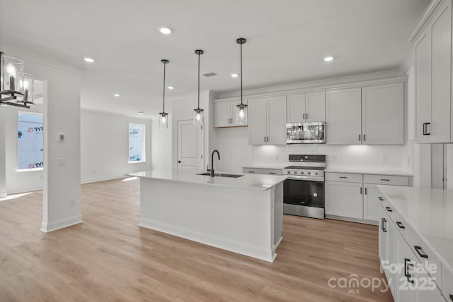 9515 Coast Laurel Ave NW, Concord, NC 28027 - kitchen with appliances with stainless steel finishes, backsplash, light wood-style floors, light countertops, and recessed lighting