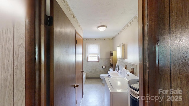 560 Bailey Mountain Rd, Mars Hill, NC 28754 - laundry area featuring a textured ceiling and washing machine and clothes dryer