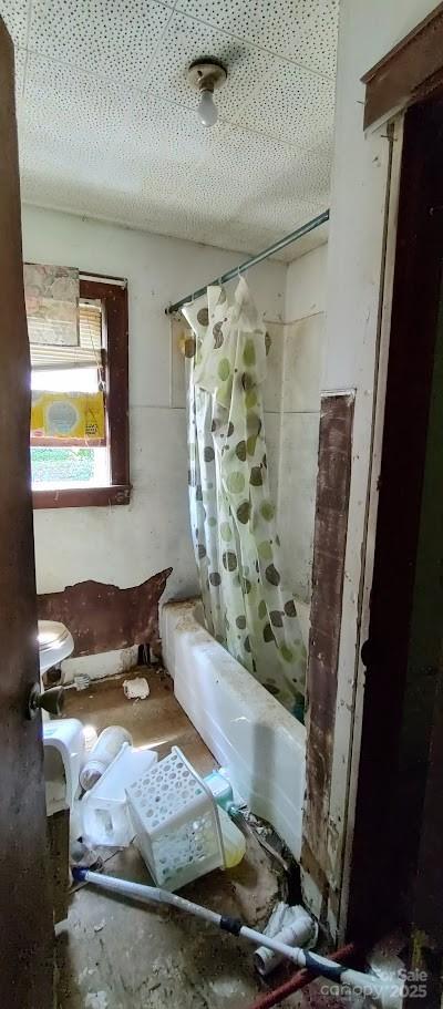 1403 Dudley Shoals Rd, Granite Falls, NC 28630 - full bathroom featuring shower / tub combo with curtain