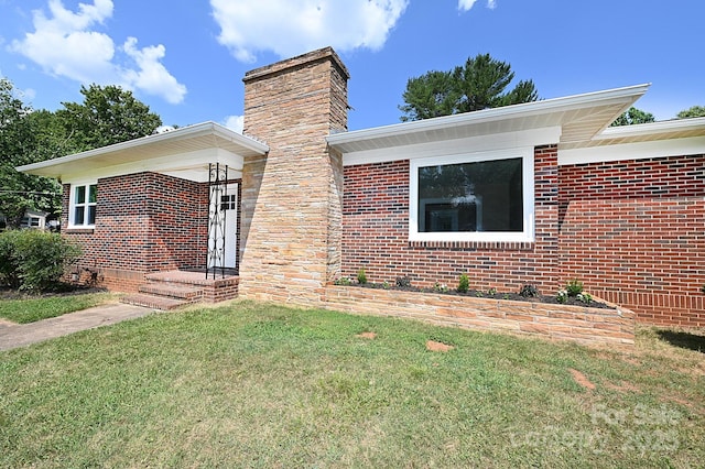 737 8th St SW, Hickory, NC 28602 - view of front facade with brick siding and a front yard