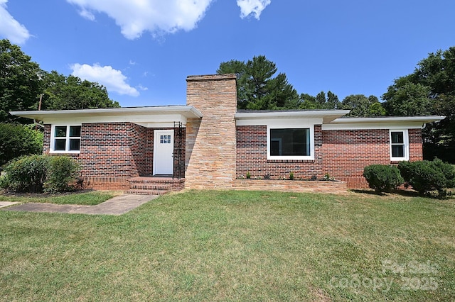 737 8th St SW, Hickory, NC 28602 - ranch-style house with brick siding and a front lawn