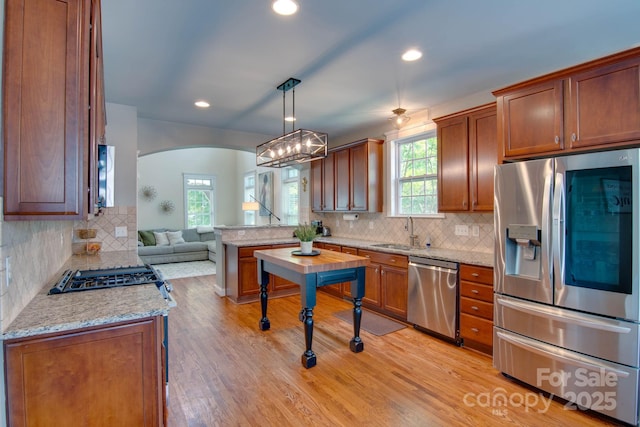 812 Cedar St, Mcadenville, NC 28101 - kitchen with stainless steel appliances, arched walkways, a peninsula, open floor plan, and backsplash
