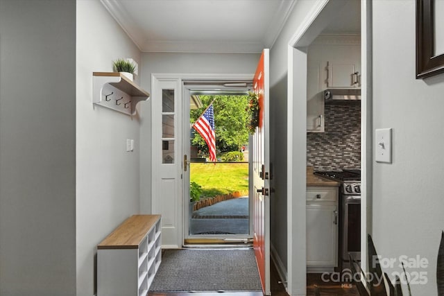 7627 Walnut Wood Dr, Charlotte, NC 28227 - entryway featuring crown molding