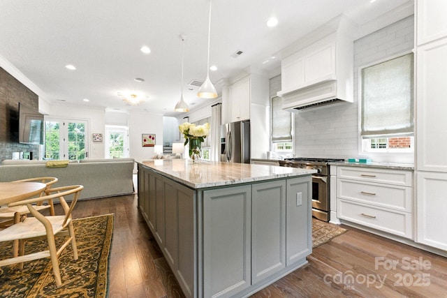 1614 Lombardy Cir, Charlotte, NC 28203 - kitchen featuring stainless steel appliances, open floor plan, dark wood-style flooring, gray cabinetry, and ornamental molding