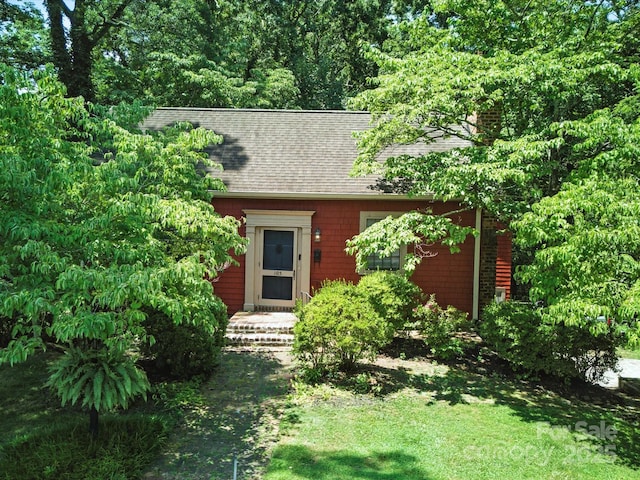 105 Edgewood Cir NE, Concord, NC 28025 - view of front of property featuring a shingled roof and a front yard