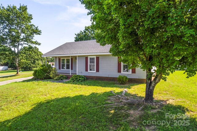 600 Piper Ct, Wingate, NC 28174 - ranch-style house featuring a front yard, a shingled roof, and a porch