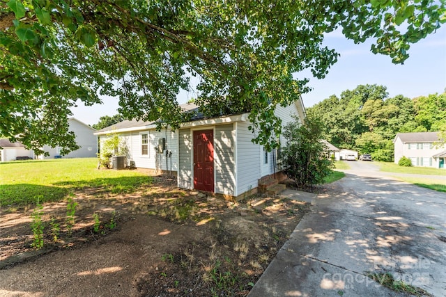 600 Piper Ct, Wingate, NC 28174 - view of front facade with a front lawn, driveway, and an outbuilding