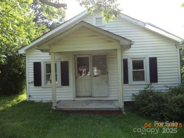 1374 Circle Dr, China Grove, NC 28023 - bungalow featuring a front yard