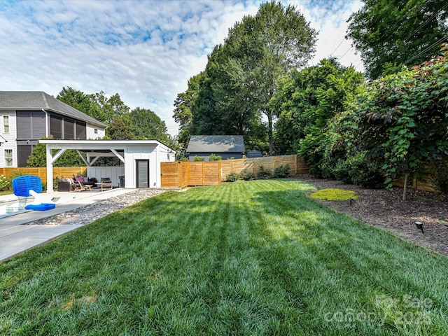 615 Melbourne Ct, Charlotte, NC 28209 - fenced backyard featuring a patio