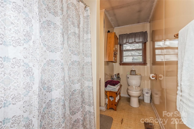 511 E Church St, Kershaw, SC 29067 - bathroom featuring crown molding and a shower with curtain