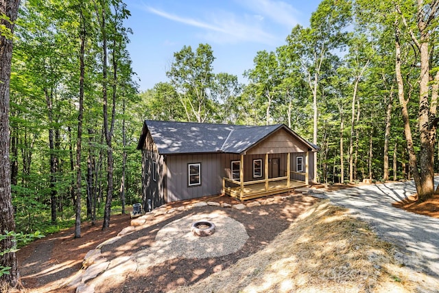 939 Rocky Mountain Rd, Lake Toxaway, NC 28747 - chalet / cabin with an outdoor fire pit, covered porch, and driveway
