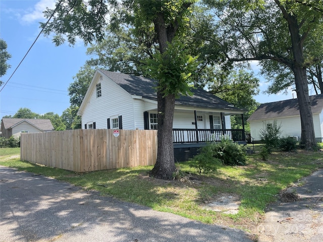 518 W White St, Chester, SC 29706 - view of side of home featuring covered porch and a shingled roof