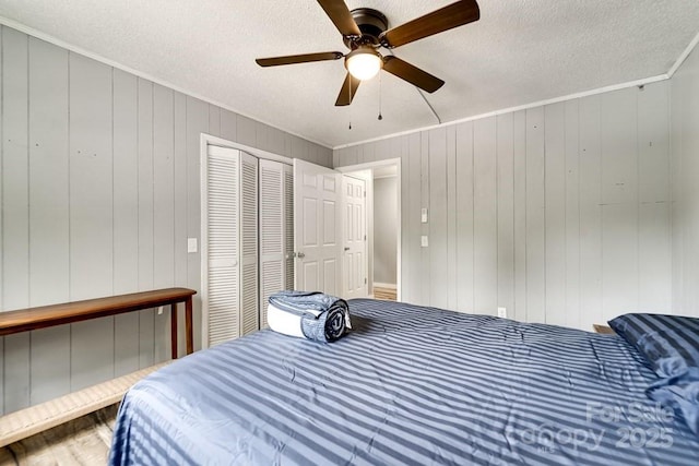 155 Notta Rd, Franklin, NC 28734 - bedroom featuring ornamental molding, a textured ceiling, a ceiling fan, and a closet