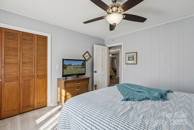 121 Kee Rd, Belmont, NC 28012 - bedroom with crown molding, light wood-style flooring, a closet, and a ceiling fan