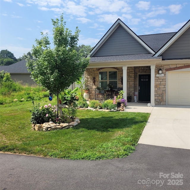 835C Wynnshire Dr Unit 45, Hickory, NC 28601 - view of front of home featuring a porch, a shingled roof, a front yard, and driveway