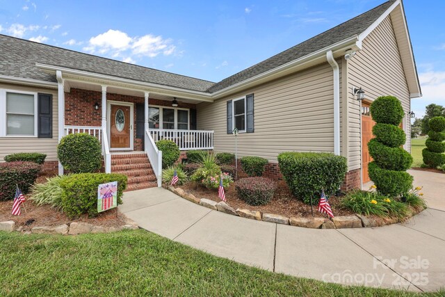1974 Redwood Dr, Oakboro, NC 28129 - ranch-style home featuring a porch
