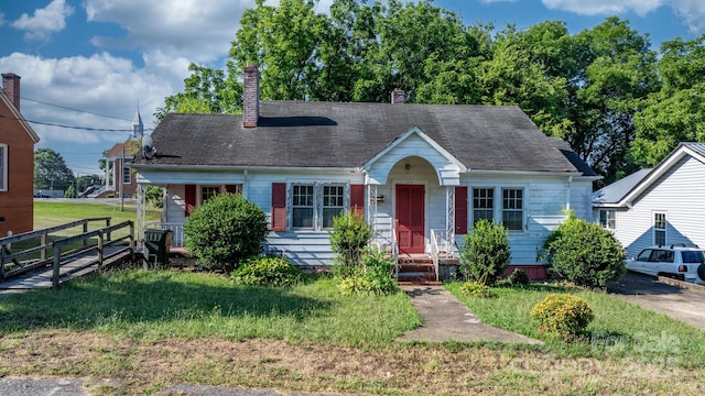 117 3rd Ave SW, Hickory, NC 28602 - view of front facade featuring a chimney