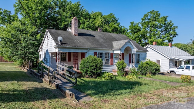 117 3rd Ave SW, Hickory, NC 28602 - view of front facade featuring a front lawn, a chimney, and a porch