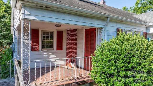 117 3rd Ave SW, Hickory, NC 28602 - entrance to property featuring a shingled roof and brick siding