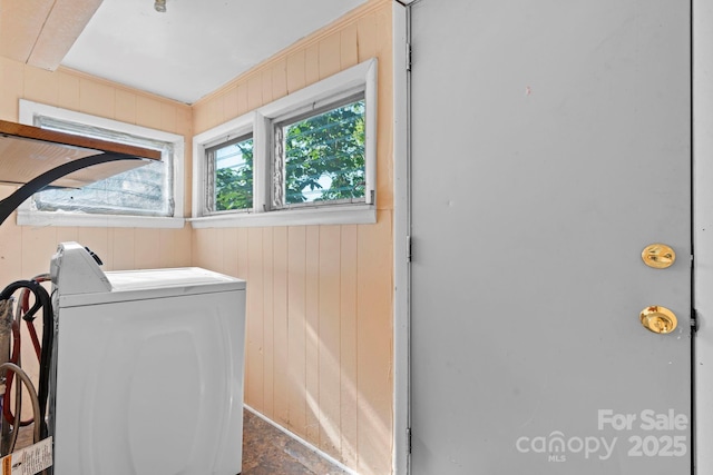 117 3rd Ave SW, Hickory, NC 28602 - laundry area with washer / dryer and wooden walls