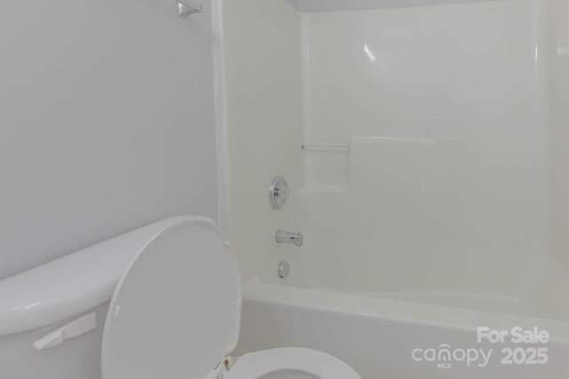 10011 Treeside Ln, Matthews, NC 28105 - full bathroom featuring toilet and shower / bath combination