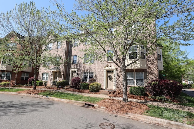 729 Naramore St, Davidson, NC 28036 - colonial inspired home with brick siding