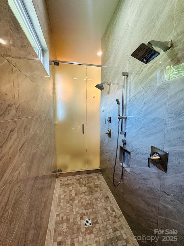 7816 Clovervale Dr, Waxhaw, NC 28173 - full bath with an enclosed shower
