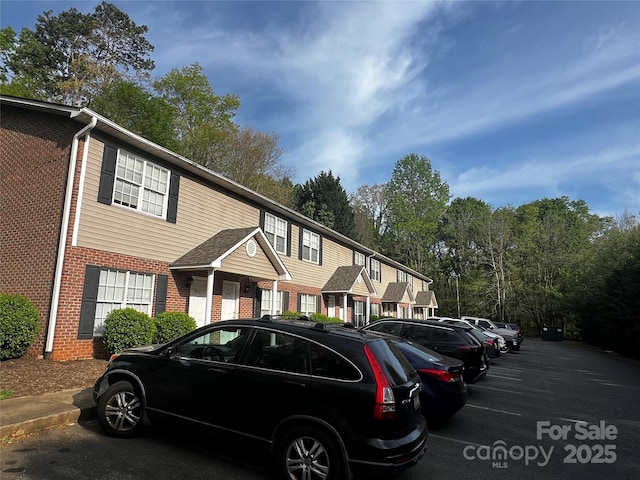 972 NW 8th Ave, Hickory, NC 28601 - view of front of house with uncovered parking and brick siding