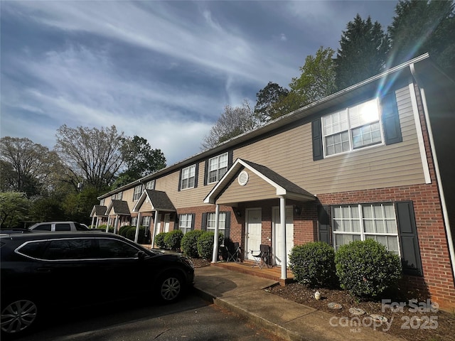 972 NW 8th Ave, Hickory, NC 28601 - view of front of home featuring brick siding