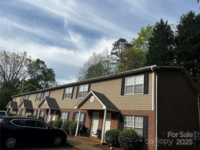 972 NW 8th Ave, Hickory, NC 28601 - traditional-style home featuring brick siding