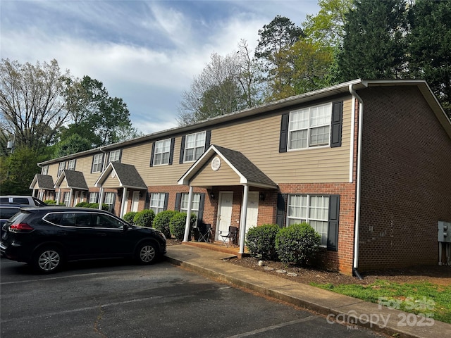 972 NW 8th Ave, Hickory, NC 28601 - view of front facade with brick siding