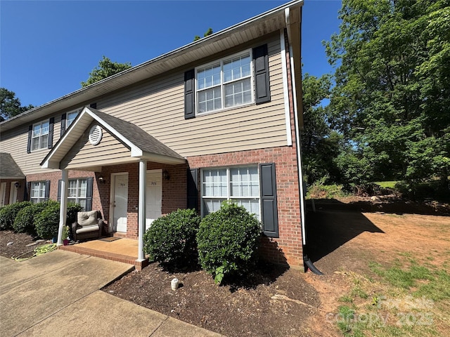 972 NW 8th Ave, Hickory, NC 28601 - traditional-style home featuring brick siding