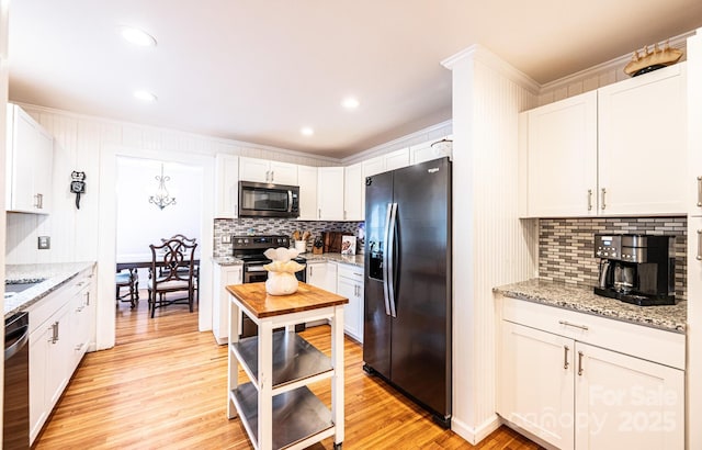 122 15th Ave NW, Hickory, NC 28601 - kitchen with stainless steel appliances, backsplash, crown molding, light wood-style floors, and white cabinets