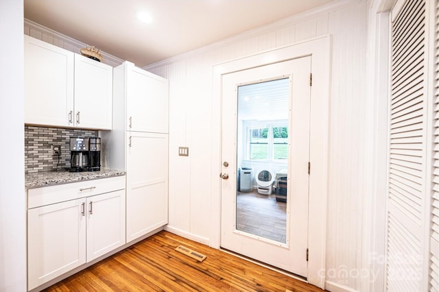 122 15th Ave NW, Hickory, NC 28601 - bar featuring decorative backsplash, light wood finished floors, and ornamental molding