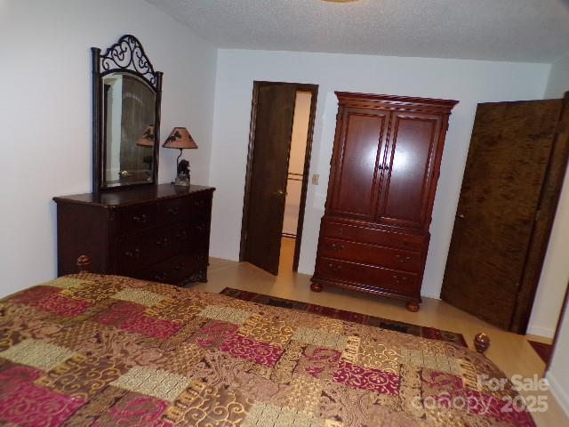 140 Beechwood Cir, Hendersonville, NC 28739 - view of bedroom