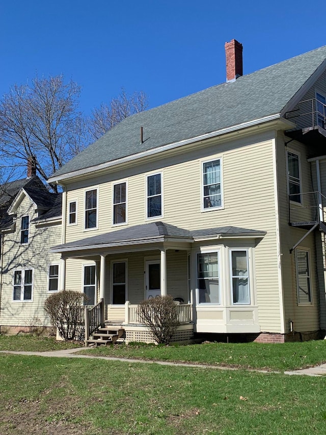 view of front of house featuring a front lawn