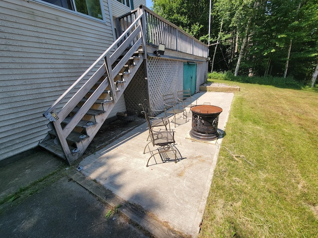 view of patio featuring a fire pit