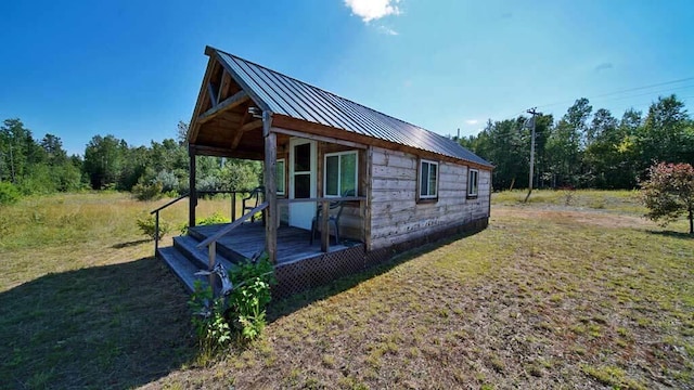 view of side of property featuring a lawn