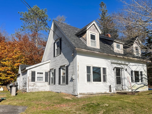 view of front of property featuring a front yard