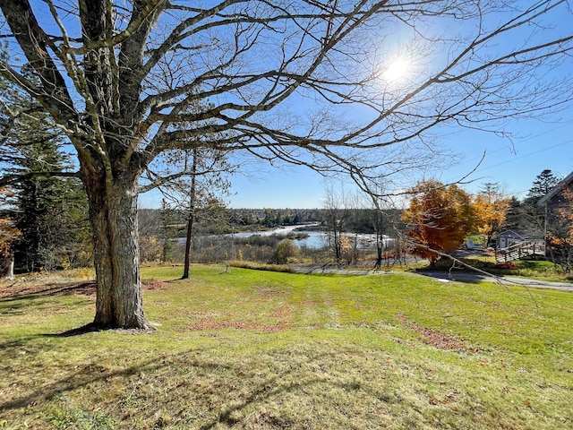 view of yard featuring a water view