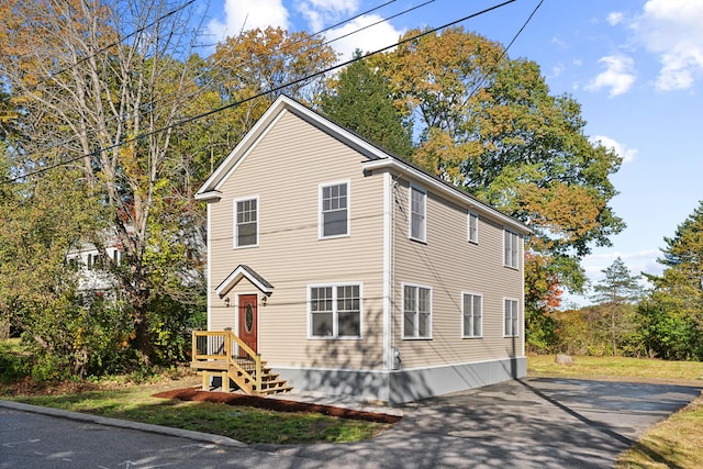 view of front of property featuring driveway